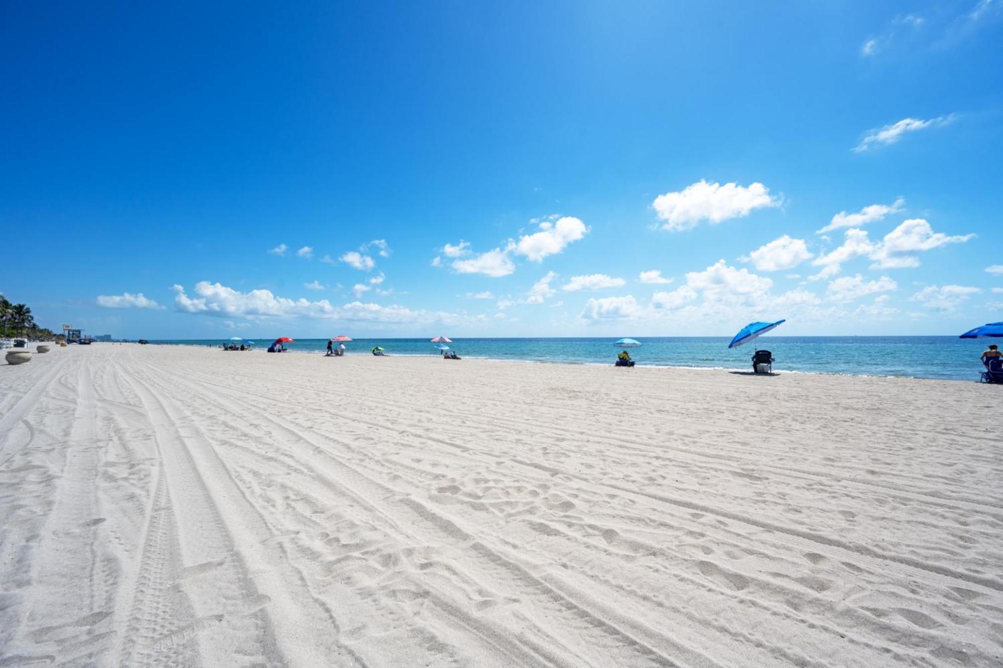 Apartamento justo en la playa view 5