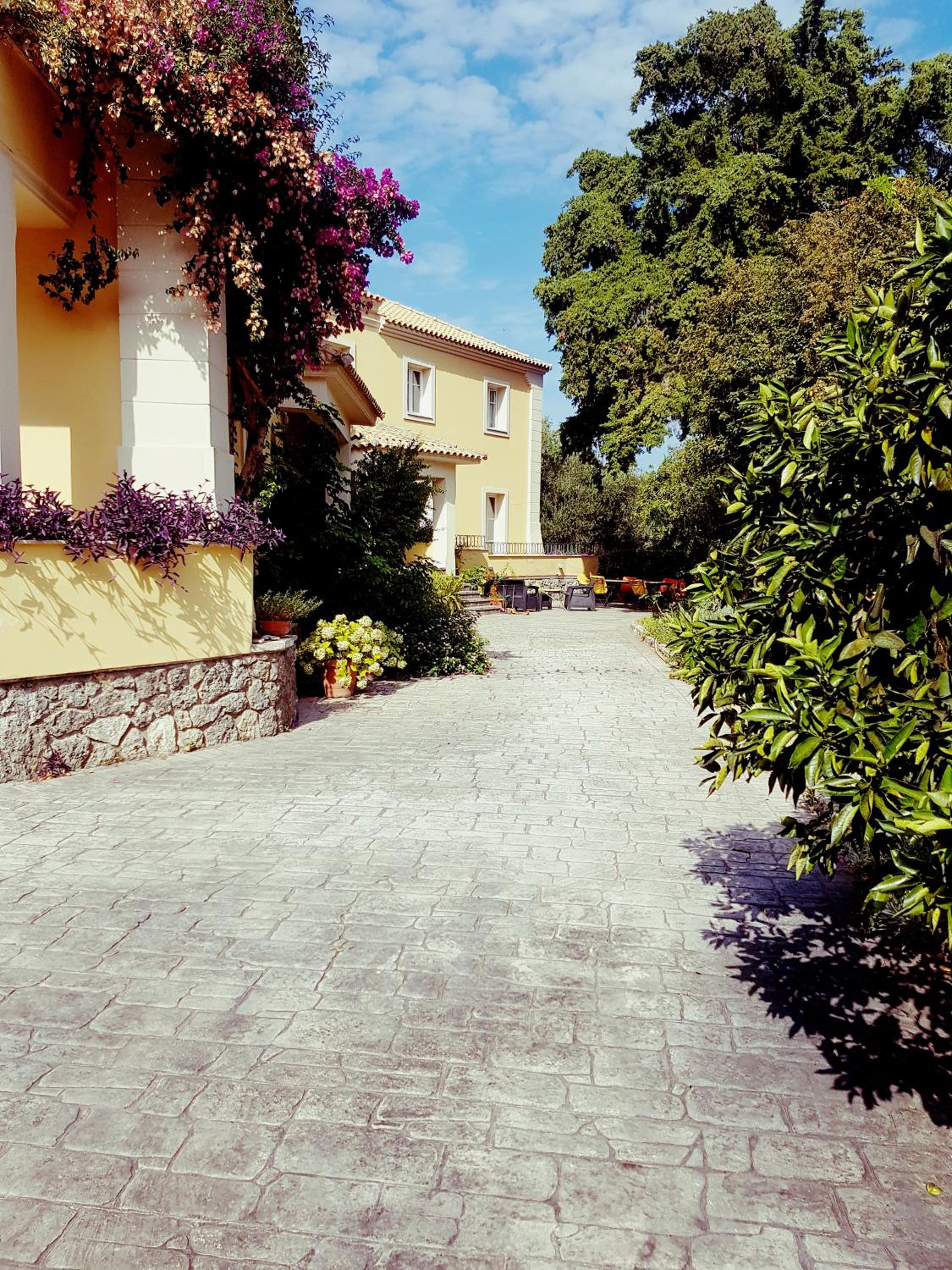 Mansion like house close to beach and Corfu town