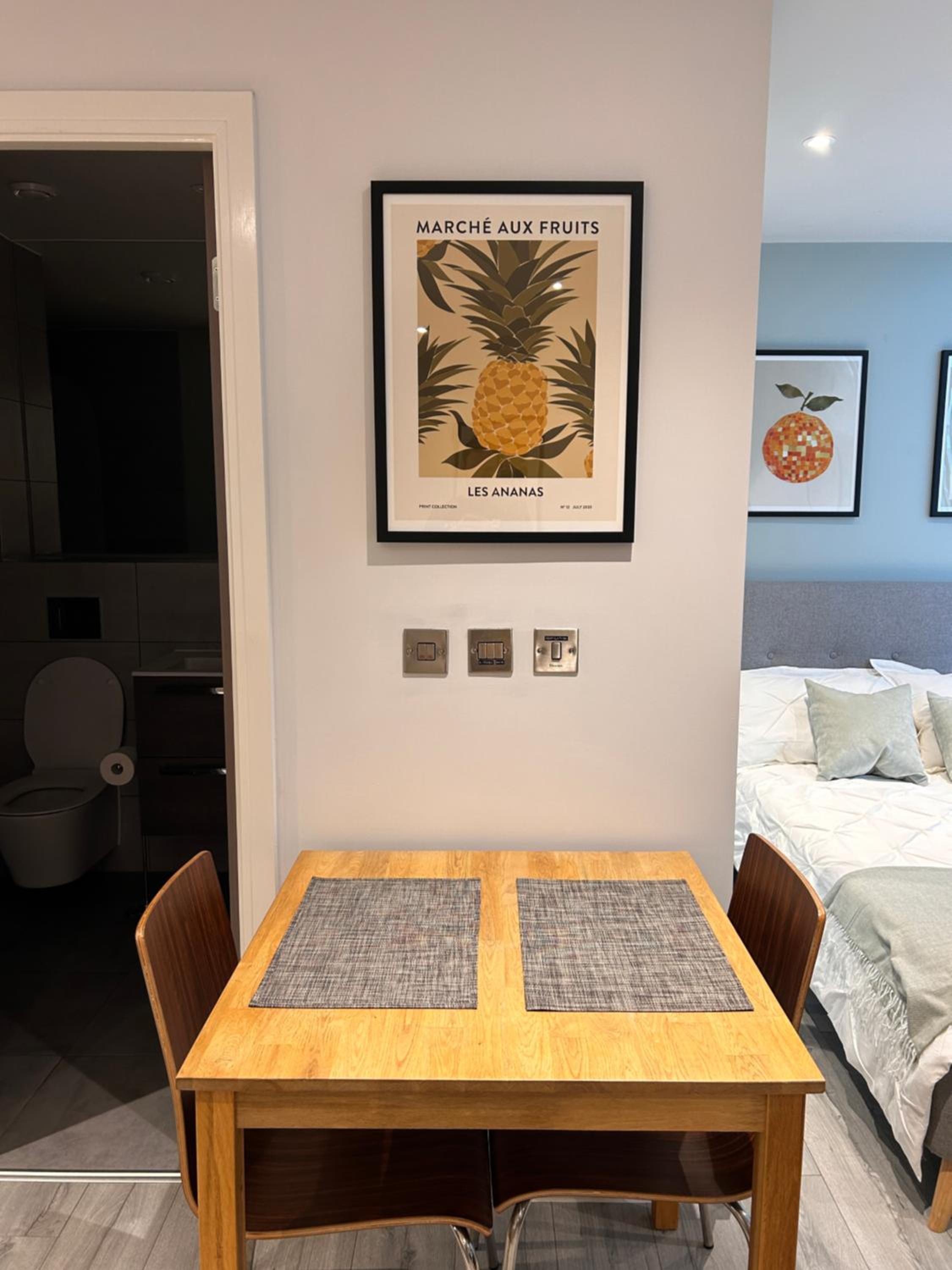 Stylish studio apartment, One Thames Valley view 4