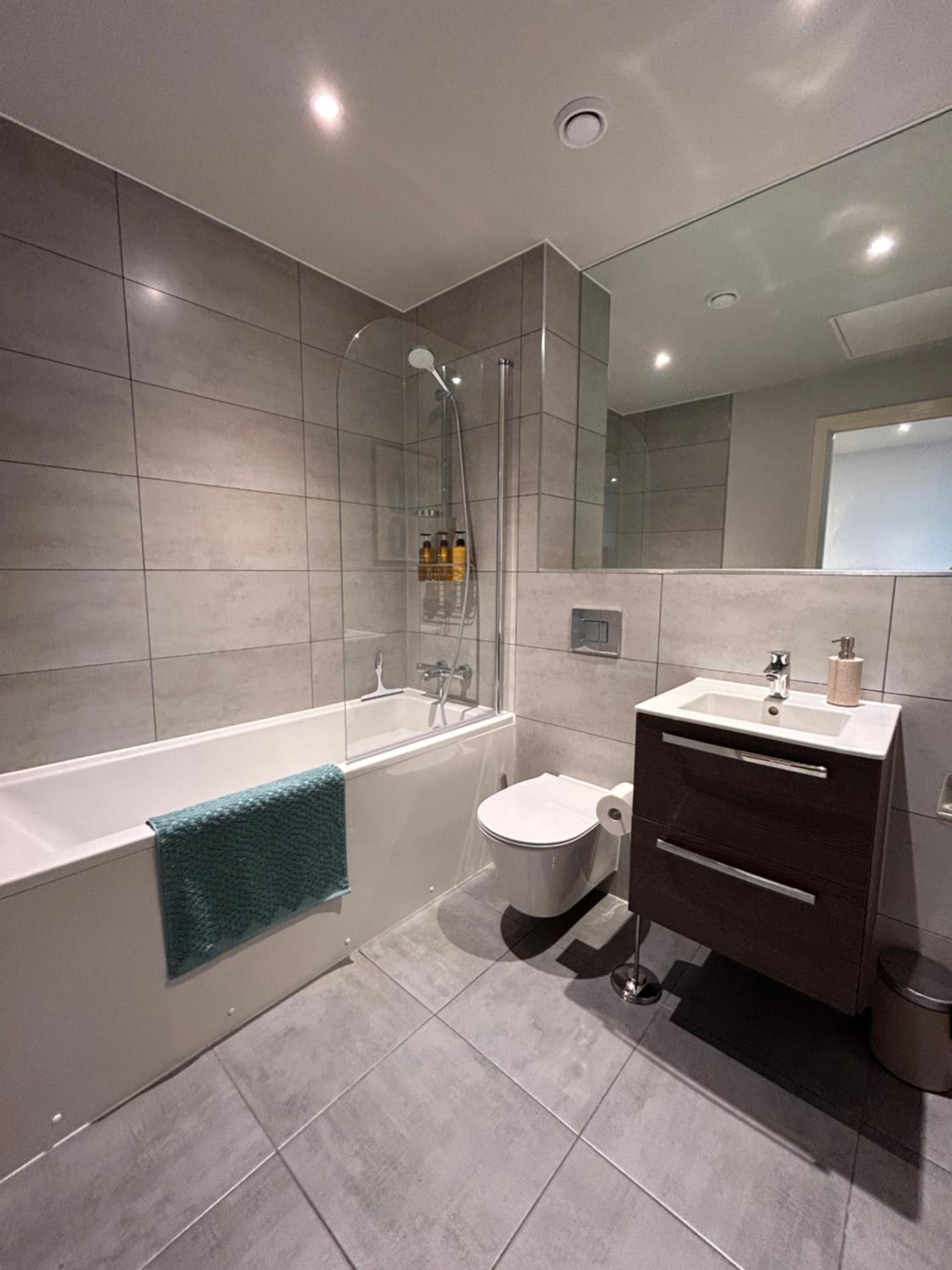 Stylish studio apartment, One Thames Valley view 2