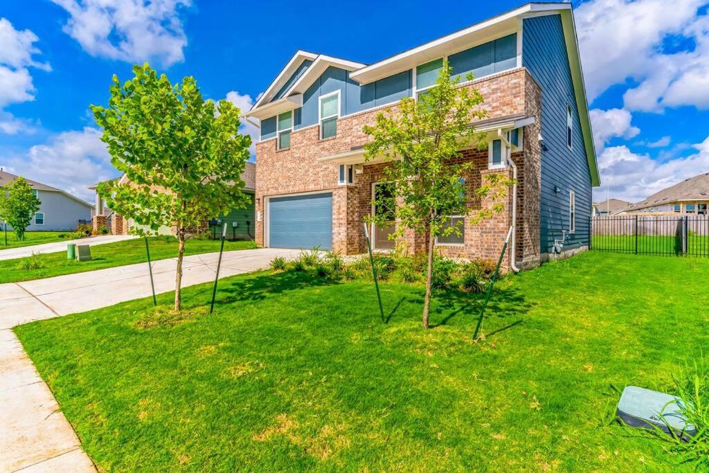 Entire house near airport & COTA - Image 1