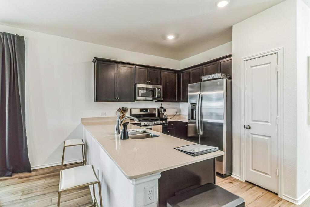 Entire house near airport & COTA - Image 4