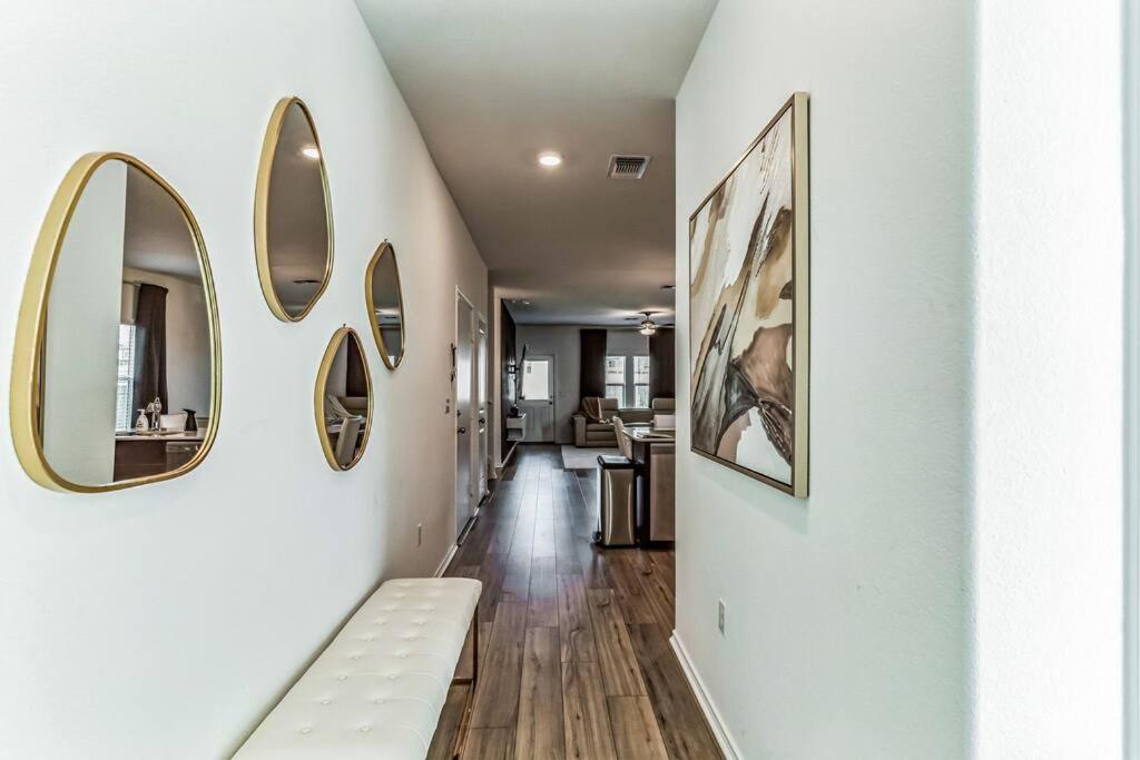 Entire house near airport & COTA - Image 5