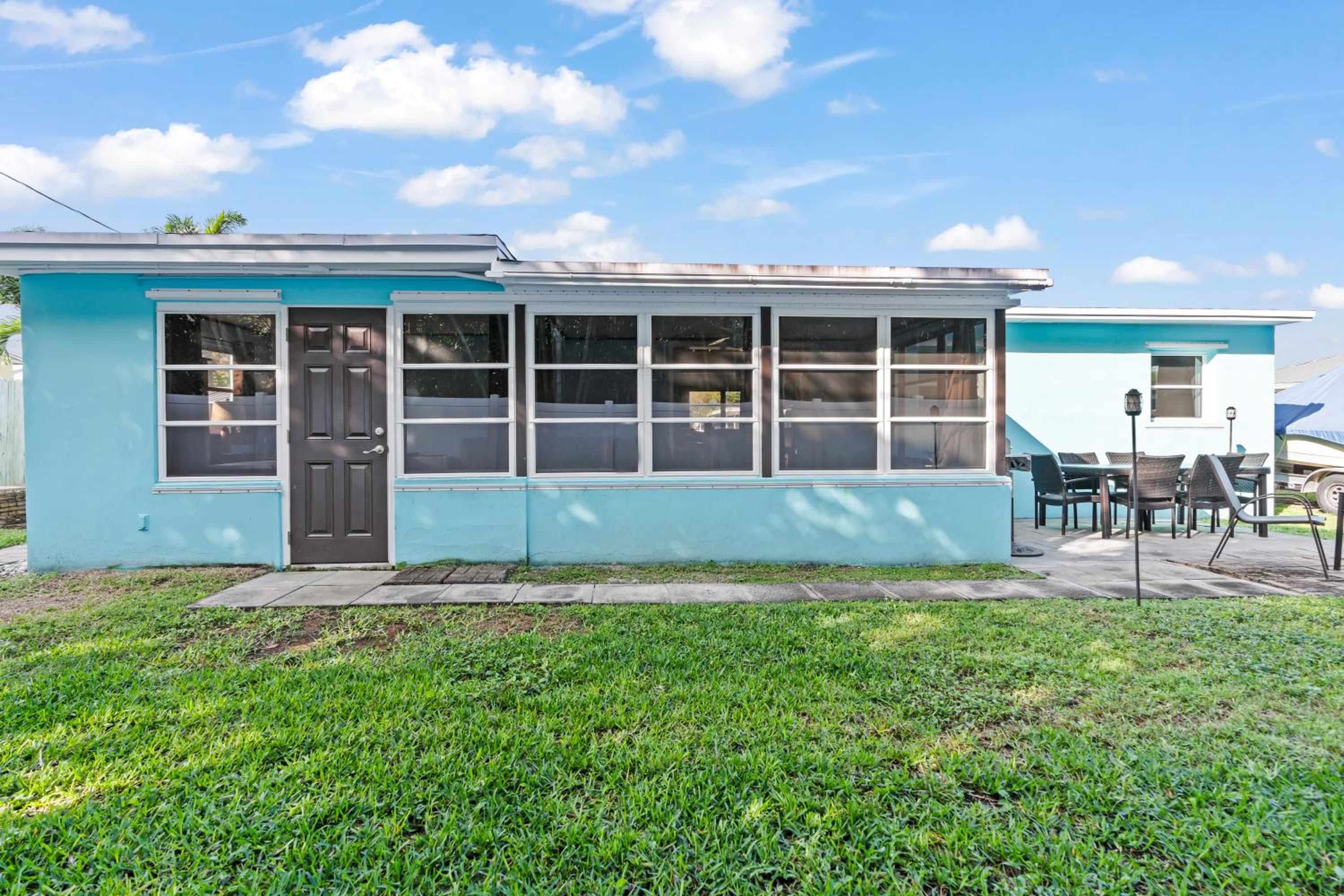 North Palm Beach Surf Shack - Parkyourboat!