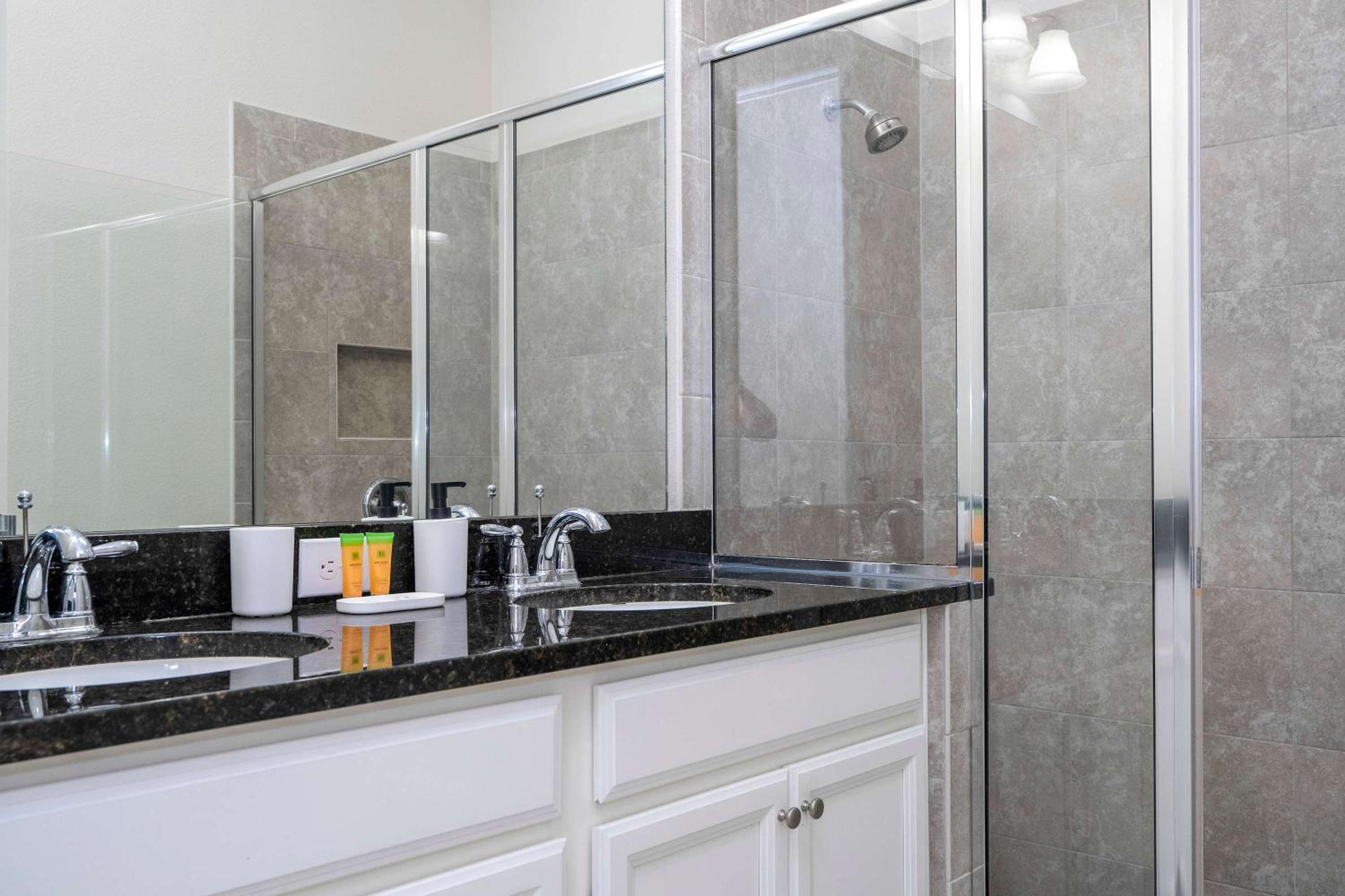 3Bd Sleeps8 with Pool & Close to Disney @Festival 220