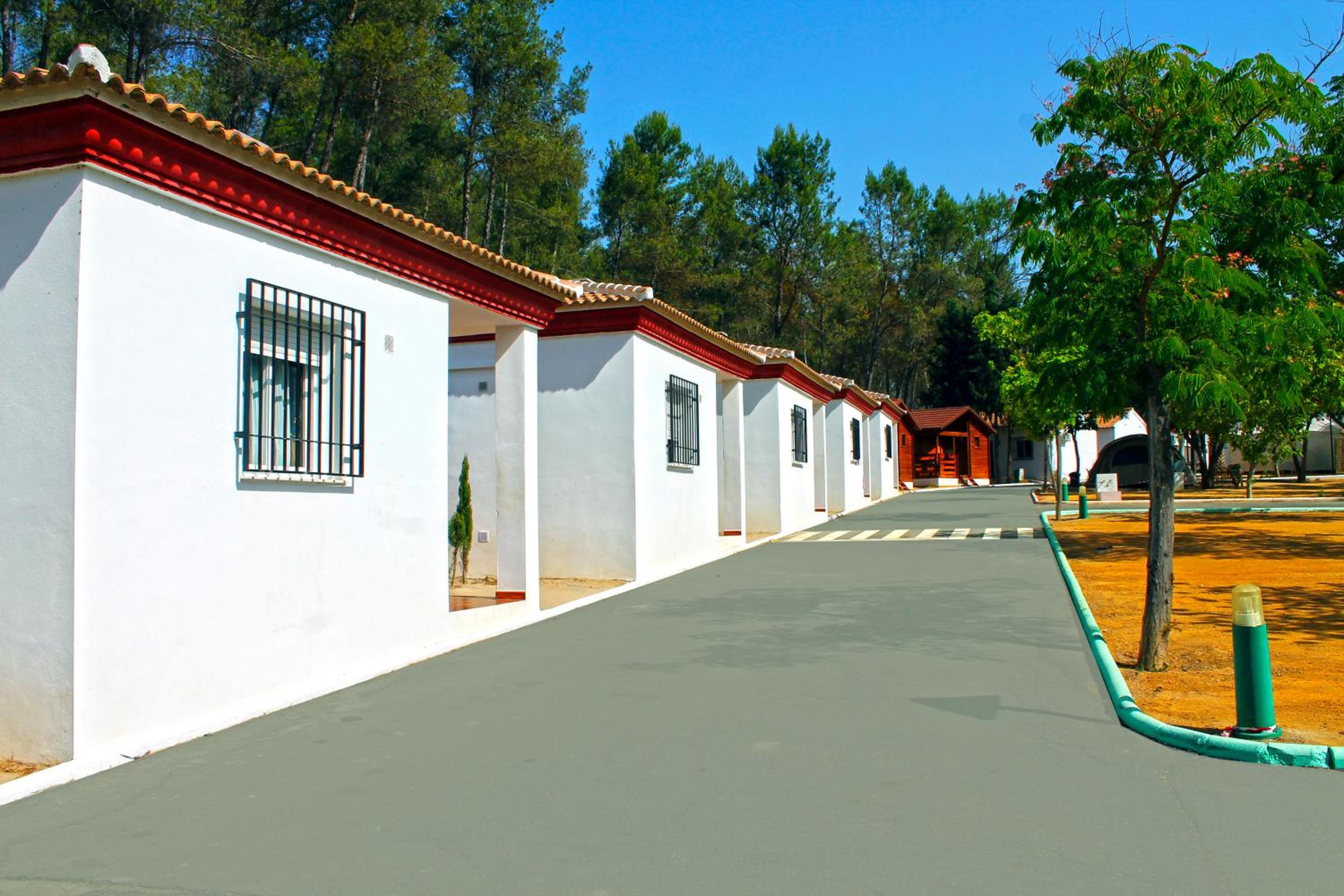 CENTRO DE OCIO ALÚA Bungalows Camping Rafting Benamejí