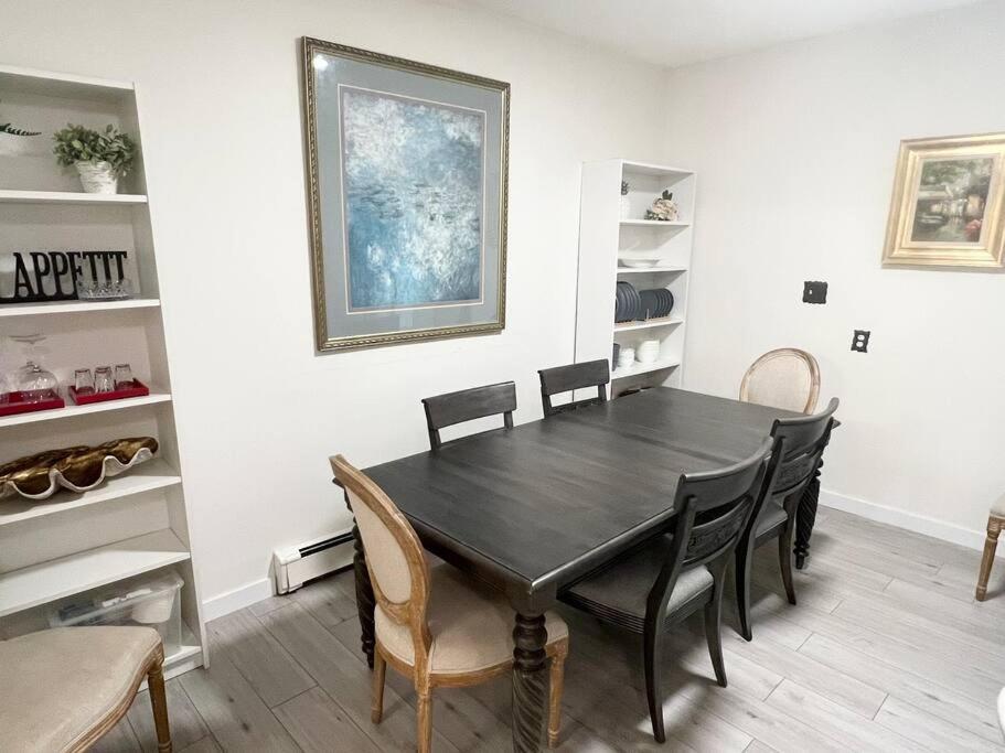Bright Spacious 3 BR Garden Suite, 4 Queen beds, Fully equipped, Highly recommended by 229 happy groups