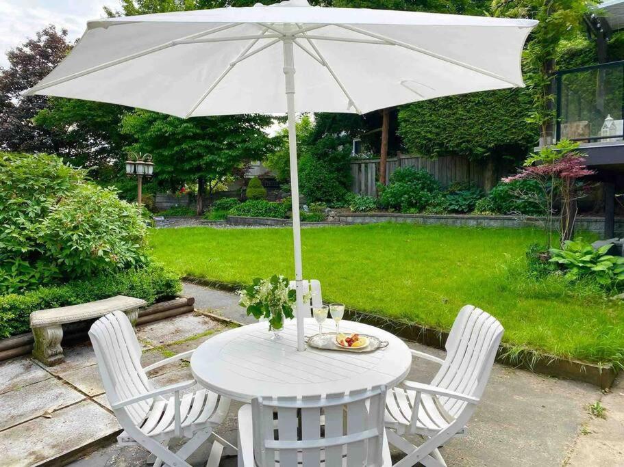 Bright Spacious 3 BR Garden Suite, 4 Queen beds, Fully equipped, Highly recommended by 229 happy groups