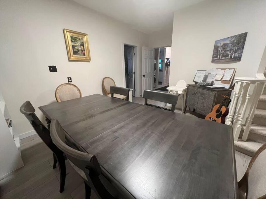 Bright Spacious 3 BR Garden Suite, 4 Queen beds, Fully equipped, Highly recommended by 229 happy groups
