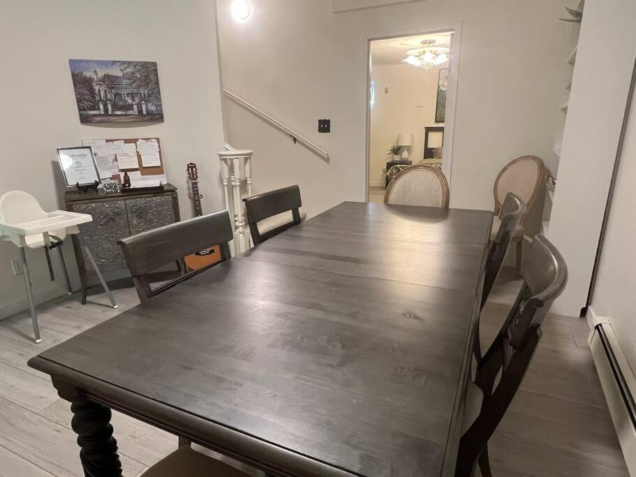 Bright Spacious 3 BR Garden Suite, 4 Queen beds, Fully equipped, Highly recommended by 229 happy groups