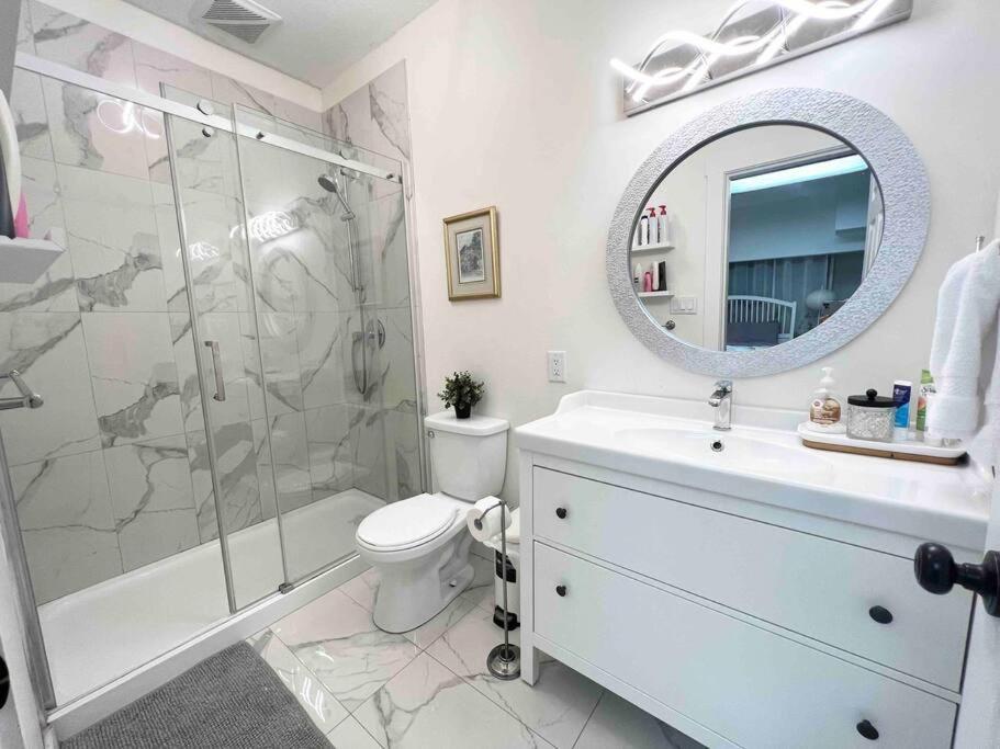Bright Spacious 3 BR Garden Suite, 4 Queen beds, Fully equipped, Highly recommended by 229 happy groups