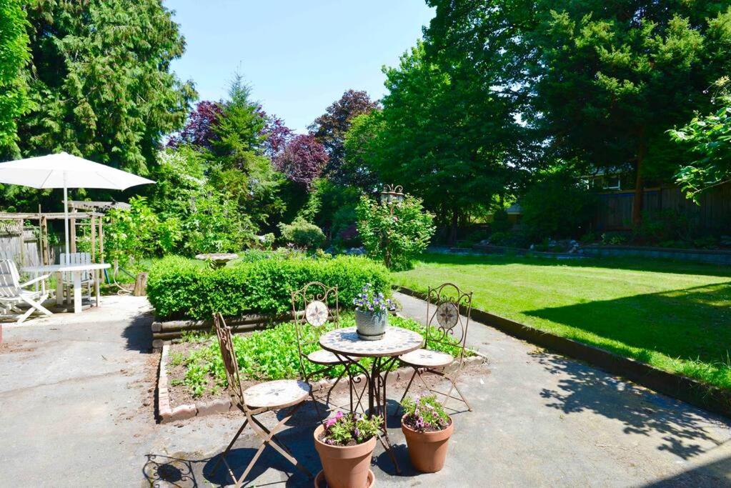 Bright Spacious 3 BR Garden Suite, 4 Queen beds, Fully equipped, Highly recommended by 229 happy groups