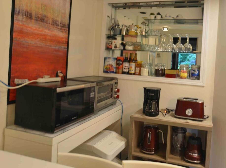 Bright Spacious 3 BR Garden Suite, 4 Queen beds, Fully equipped, Highly recommended by 229 happy groups