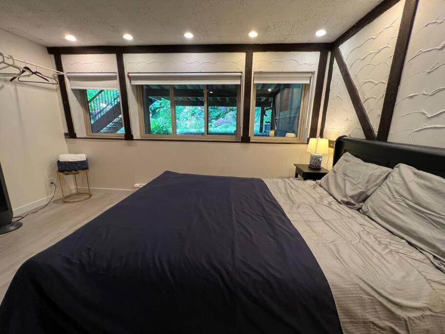 Bright Spacious 3 BR Garden Suite, 4 Queen beds, Fully equipped, Highly recommended by 229 happy groups
