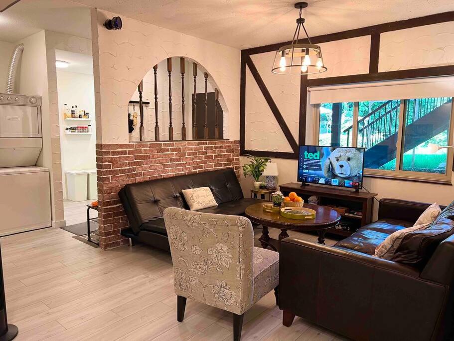 Bright Spacious 3 BR Garden Suite, 4 Queen beds, Fully equipped, Highly recommended by 229 happy groups