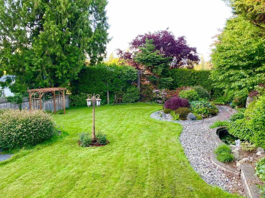 Bright Spacious 3 BR Garden Suite, 4 Queen beds, Fully equipped, Highly recommended by 229 happy groups