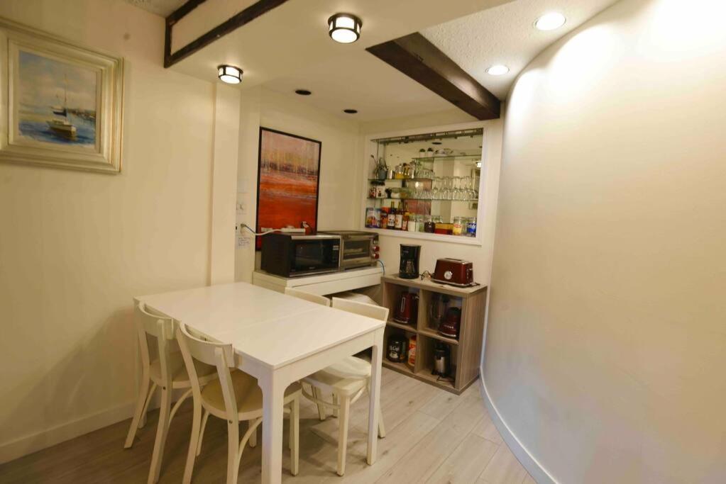 Bright Spacious 3 BR Garden Suite, 4 Queen beds, Fully equipped, Highly recommended by 229 happy groups