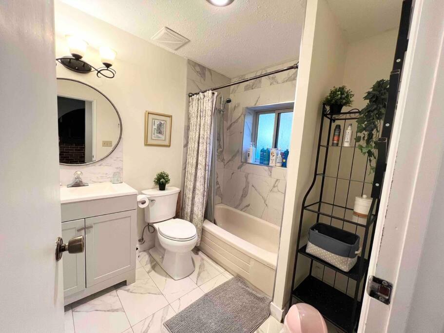 Bright Spacious 3 BR Garden Suite, 4 Queen beds, Fully equipped, Highly recommended by 229 happy groups