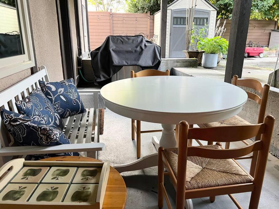 Bright Spacious 3 BR Garden Suite, 4 Queen beds, Fully equipped, Highly recommended by 229 happy groups