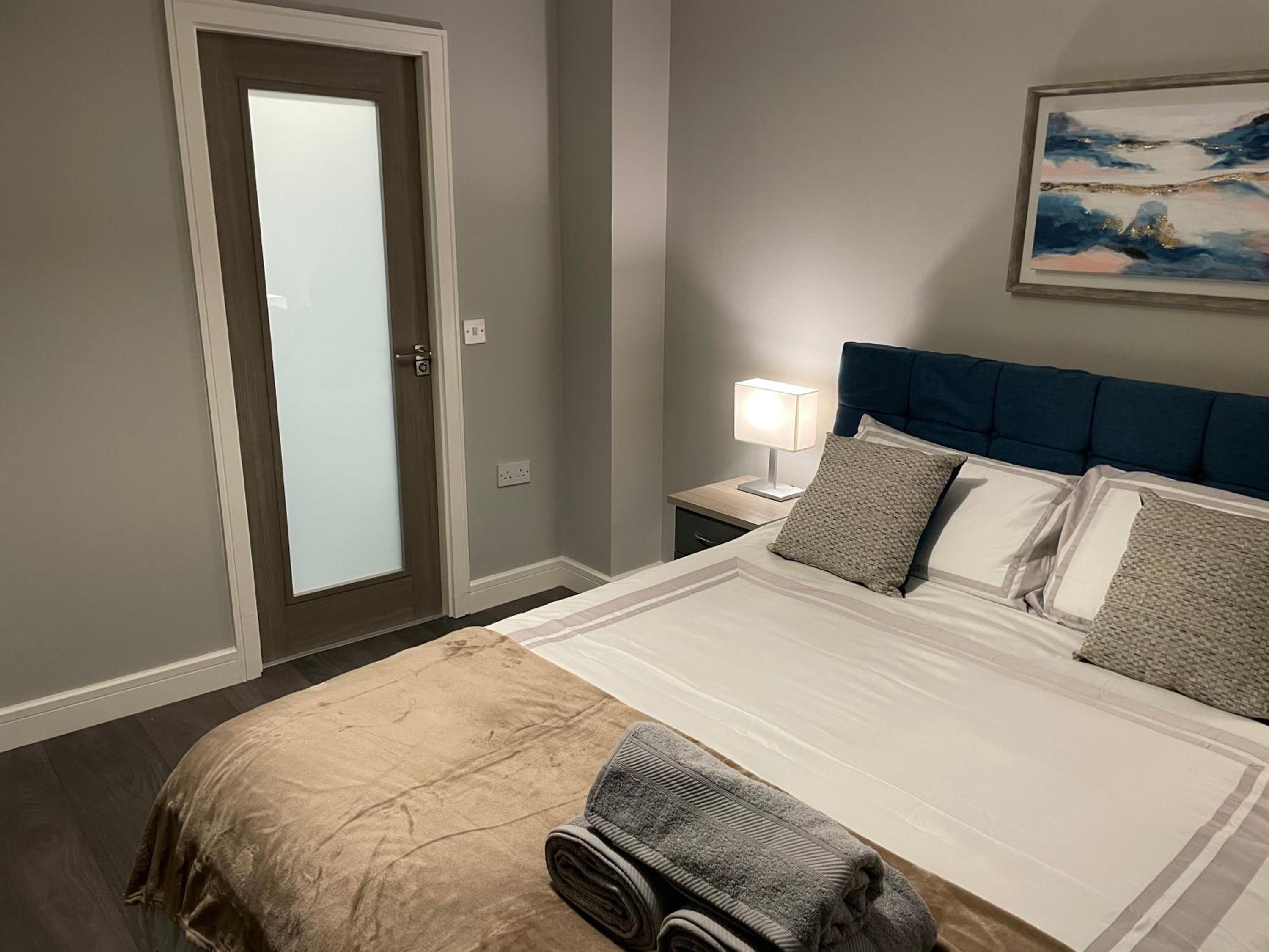 Malahide Dublin Airport Superior Large Serviced Apartment - Sleeps 6