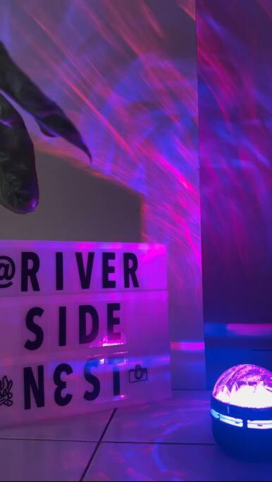 Riverside Nest - Netflix, FREE Parking, Porch, Spa view 3