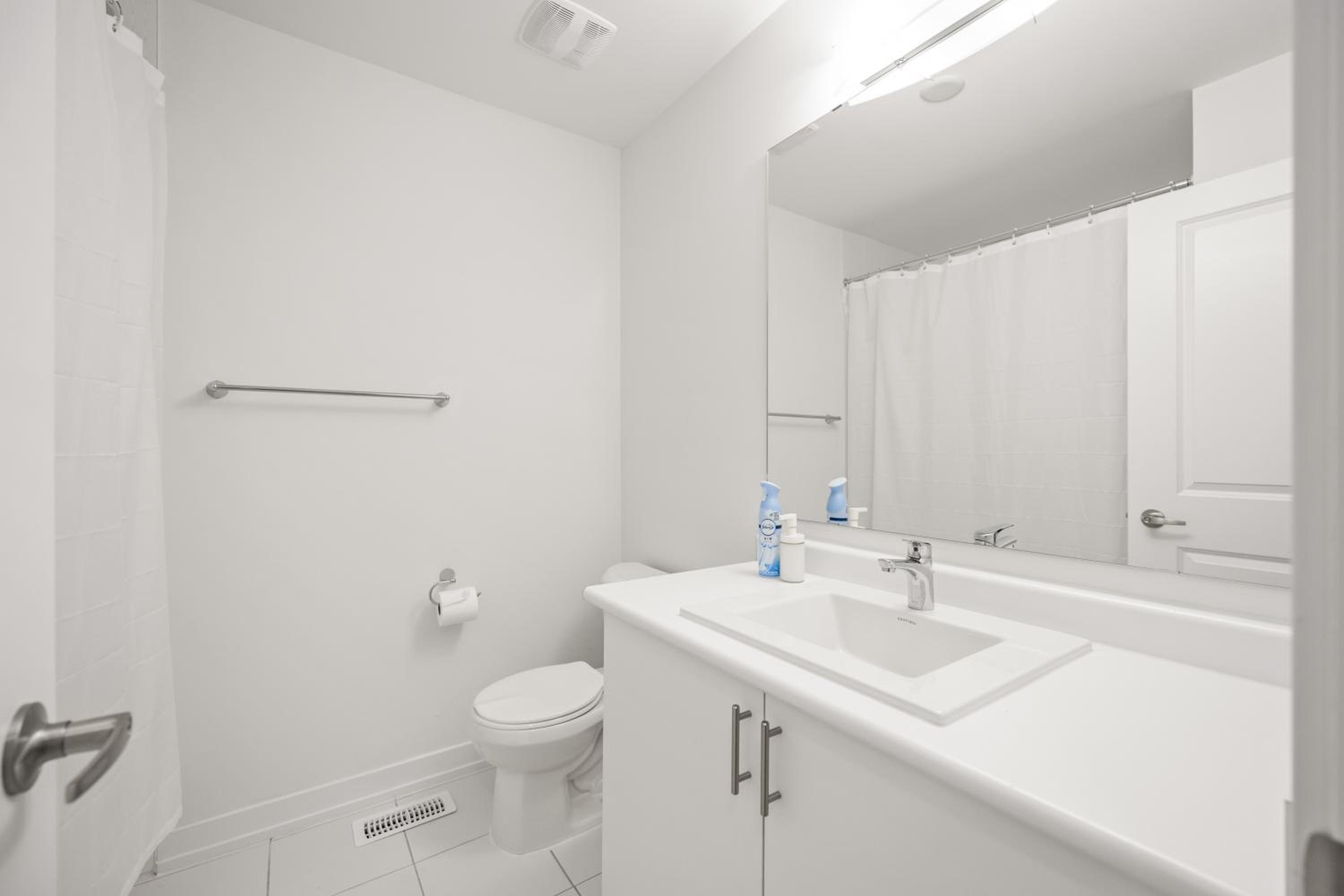 PINE BrandNew Private Room with Shared Bathroom in Toronto ON Canada