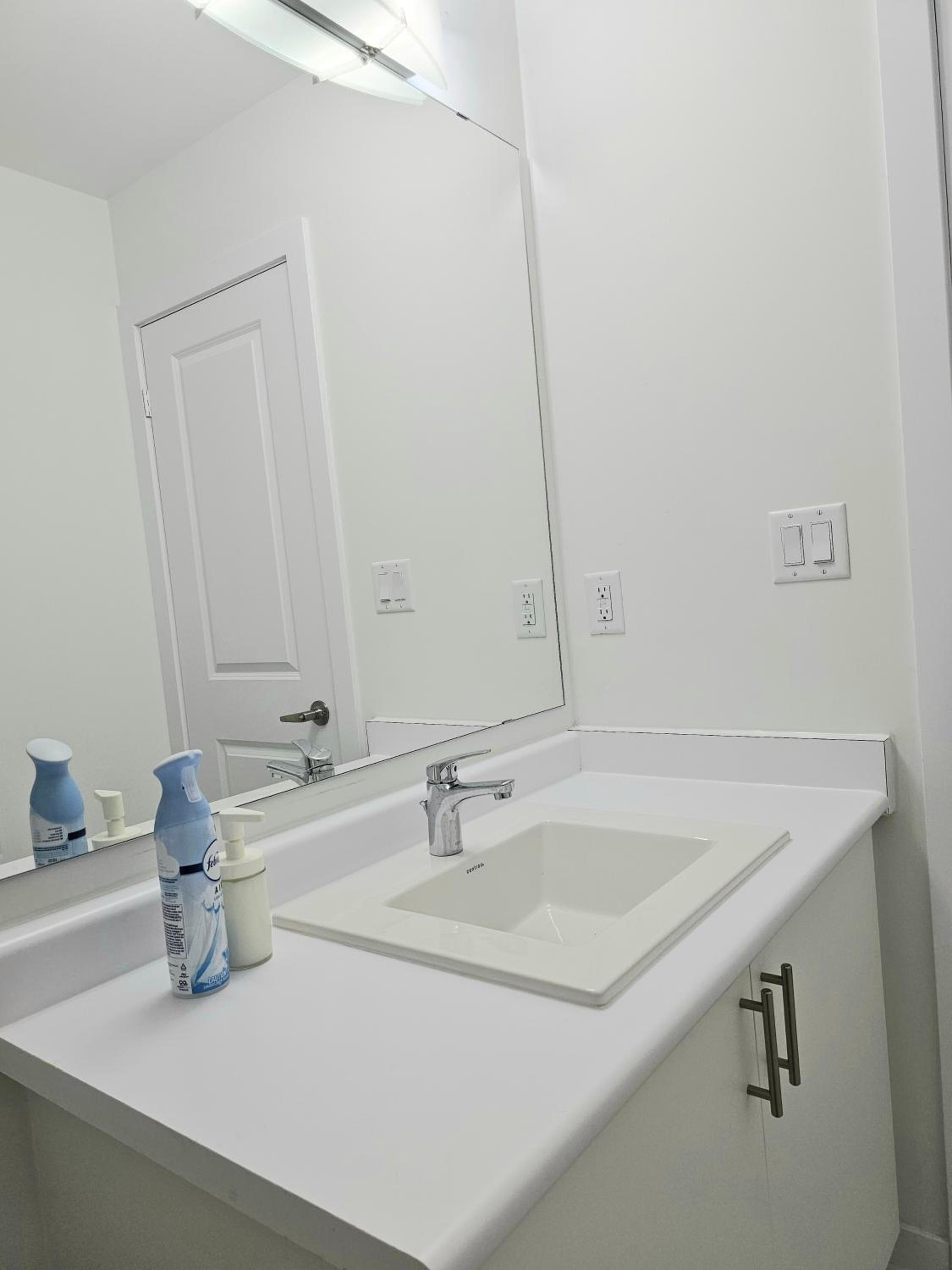 PINE BrandNew Private Room with Shared Bathroom in Toronto ON Canada