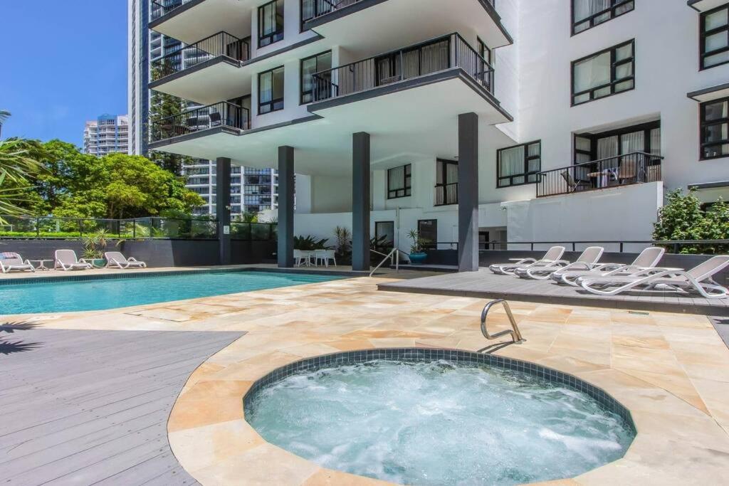 Luxurious 1-Bedroom Retreat in Heart of Broadbeach