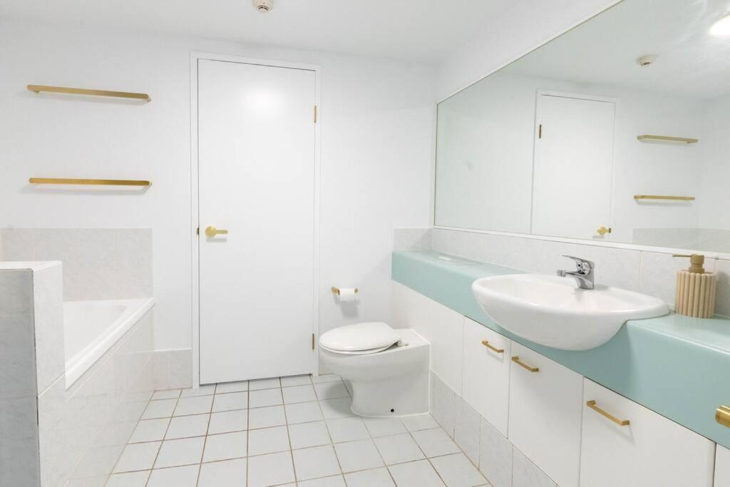 Luxurious 1-Bedroom Retreat in Heart of Broadbeach