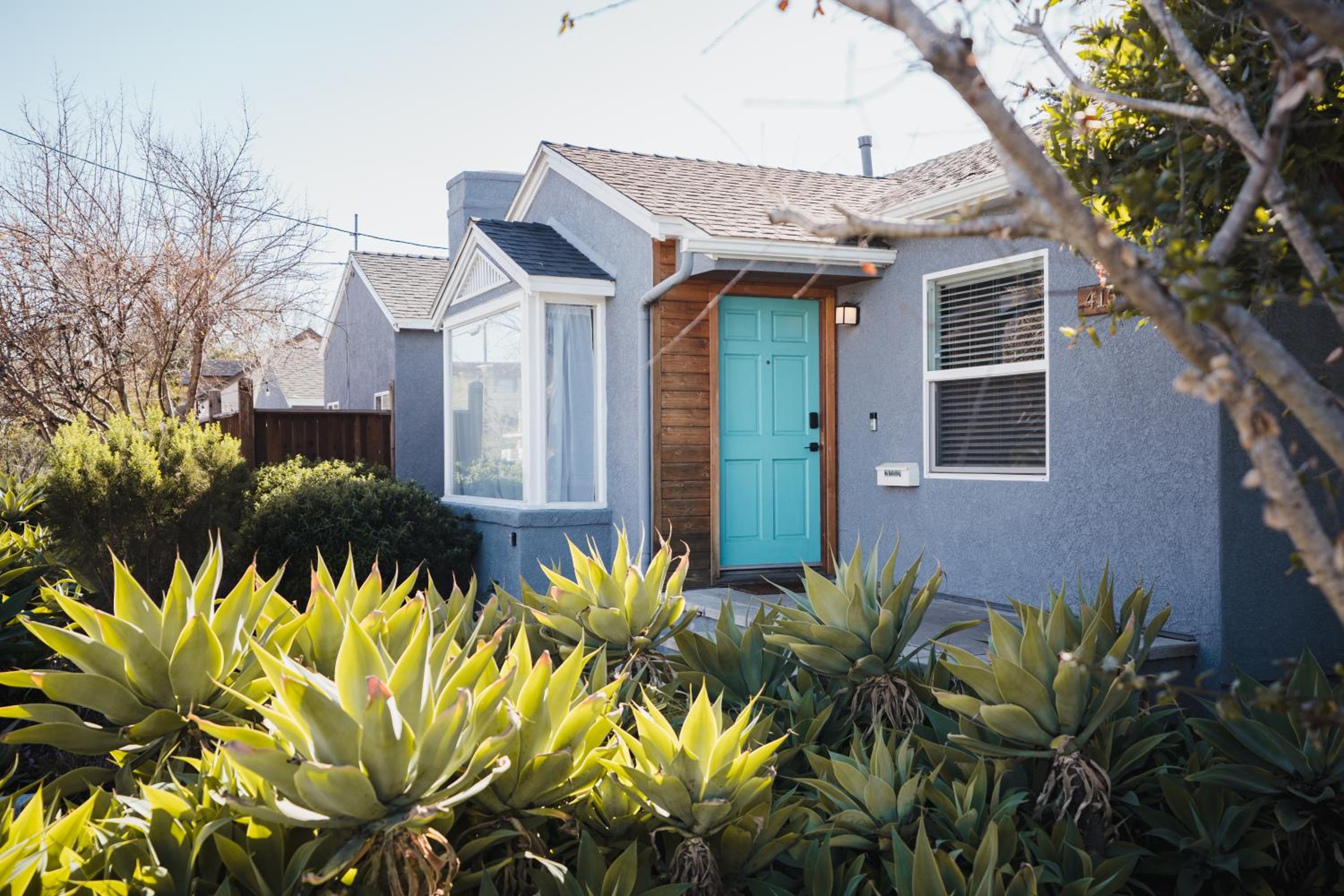 Modern House with Stocktank hottub near DT, Zoo, Park view 4