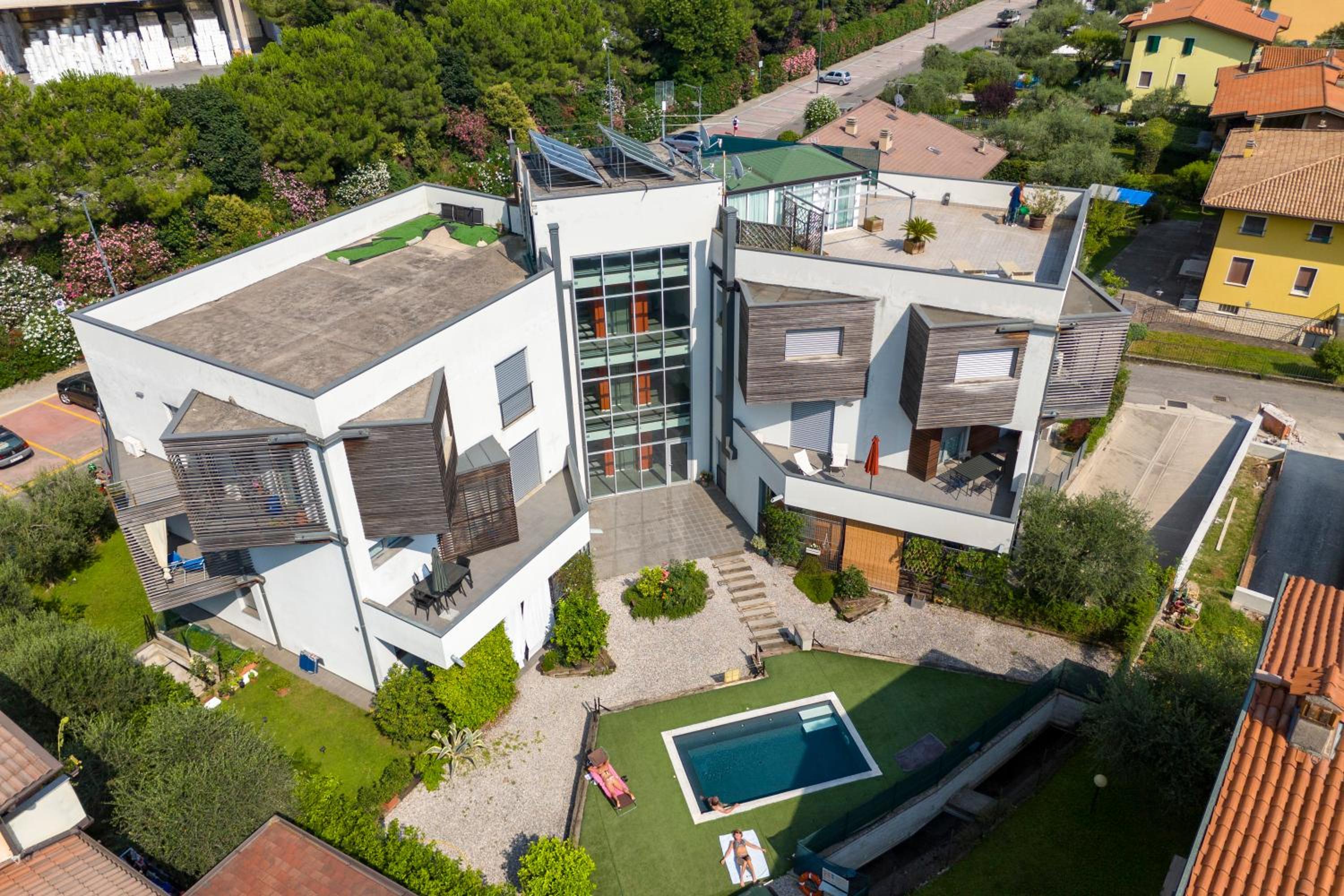 Rosy & Onyx House With Shared Pool view 3
