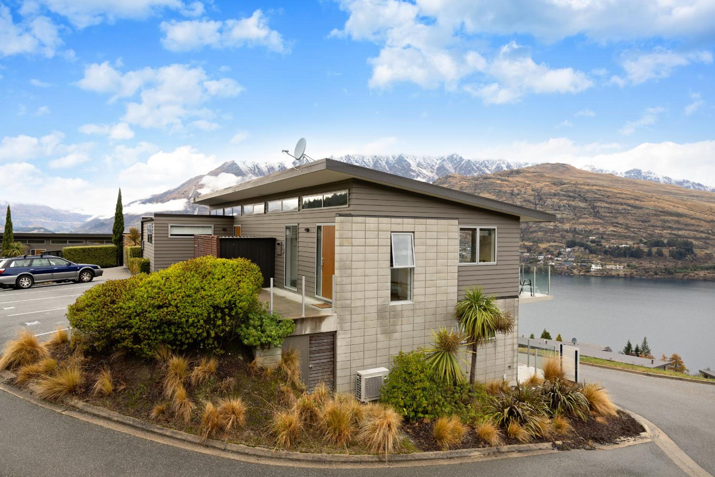 Top of the Lake - Queenstown Holiday Home view 3
