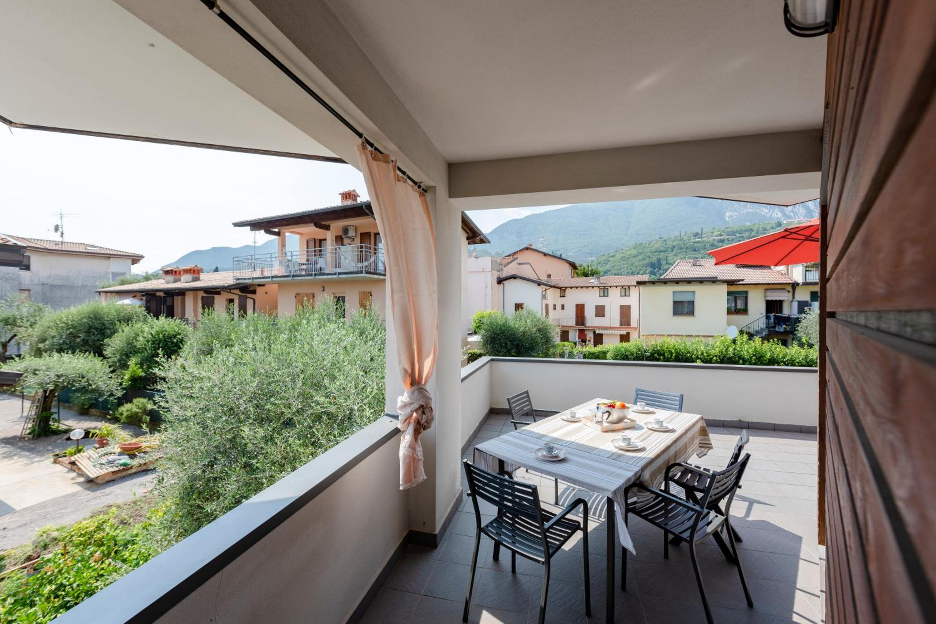 Rosy & Onyx House With Shared Pool view 4
