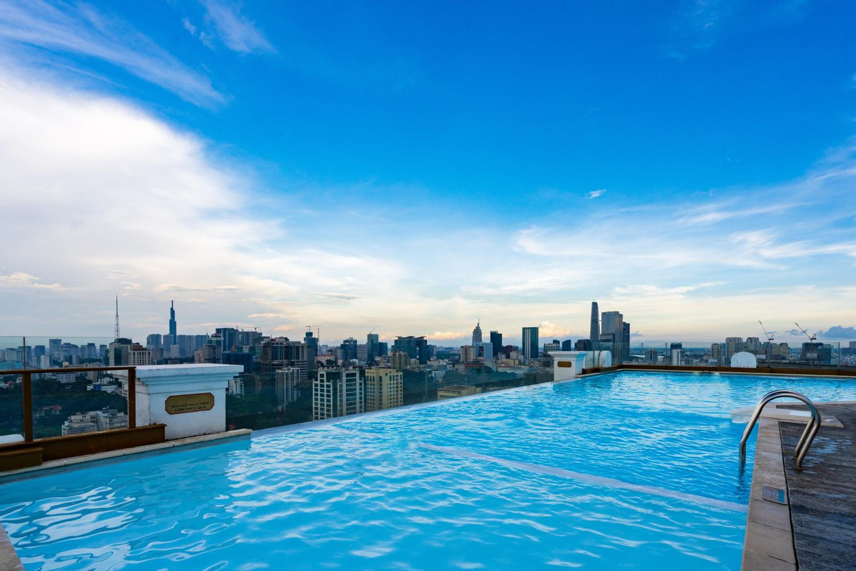 2BR 3BR Luxury Apartment Sky Pool