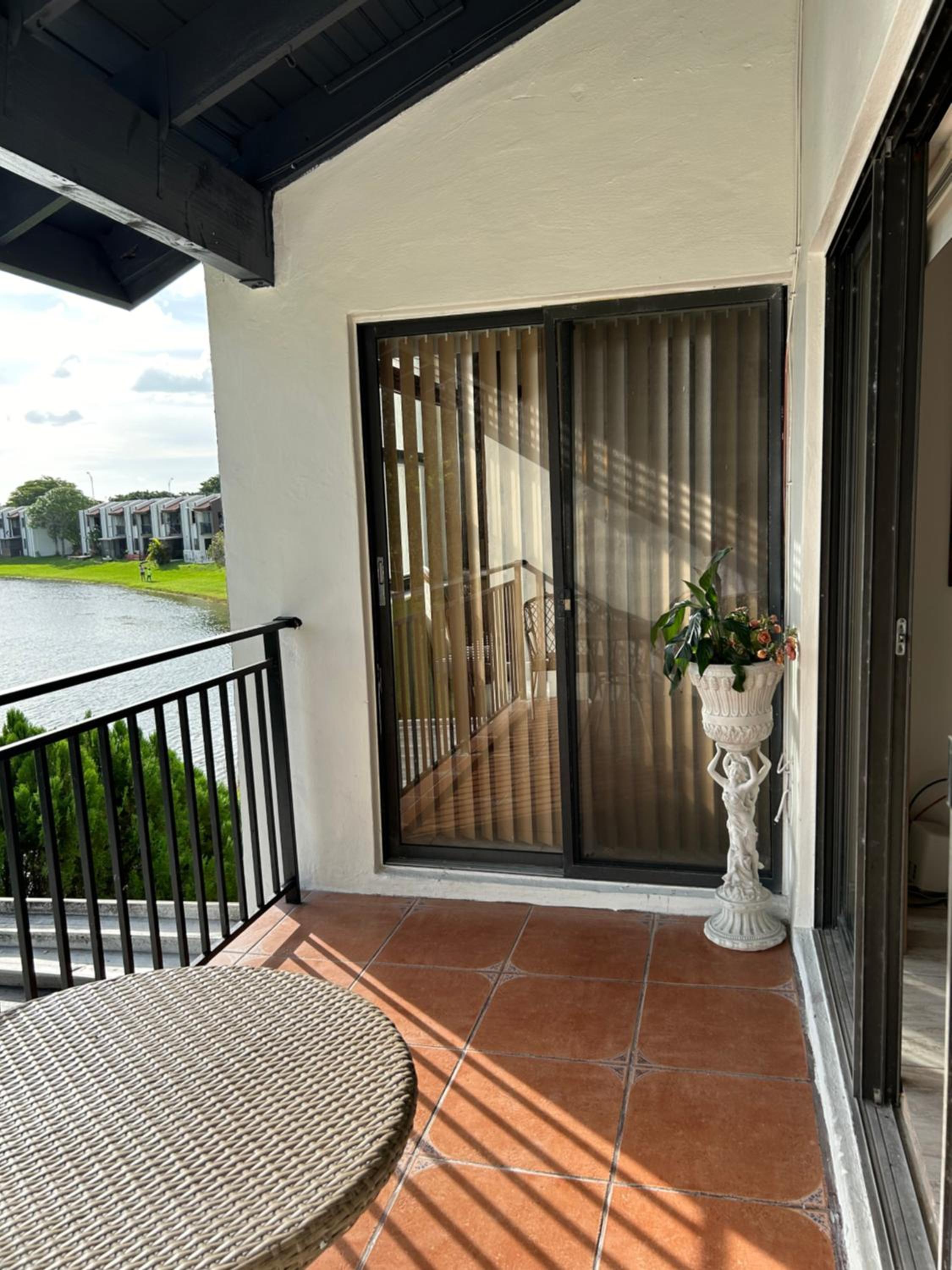 Beautiful apartment with very elegant colonial decoration view 4