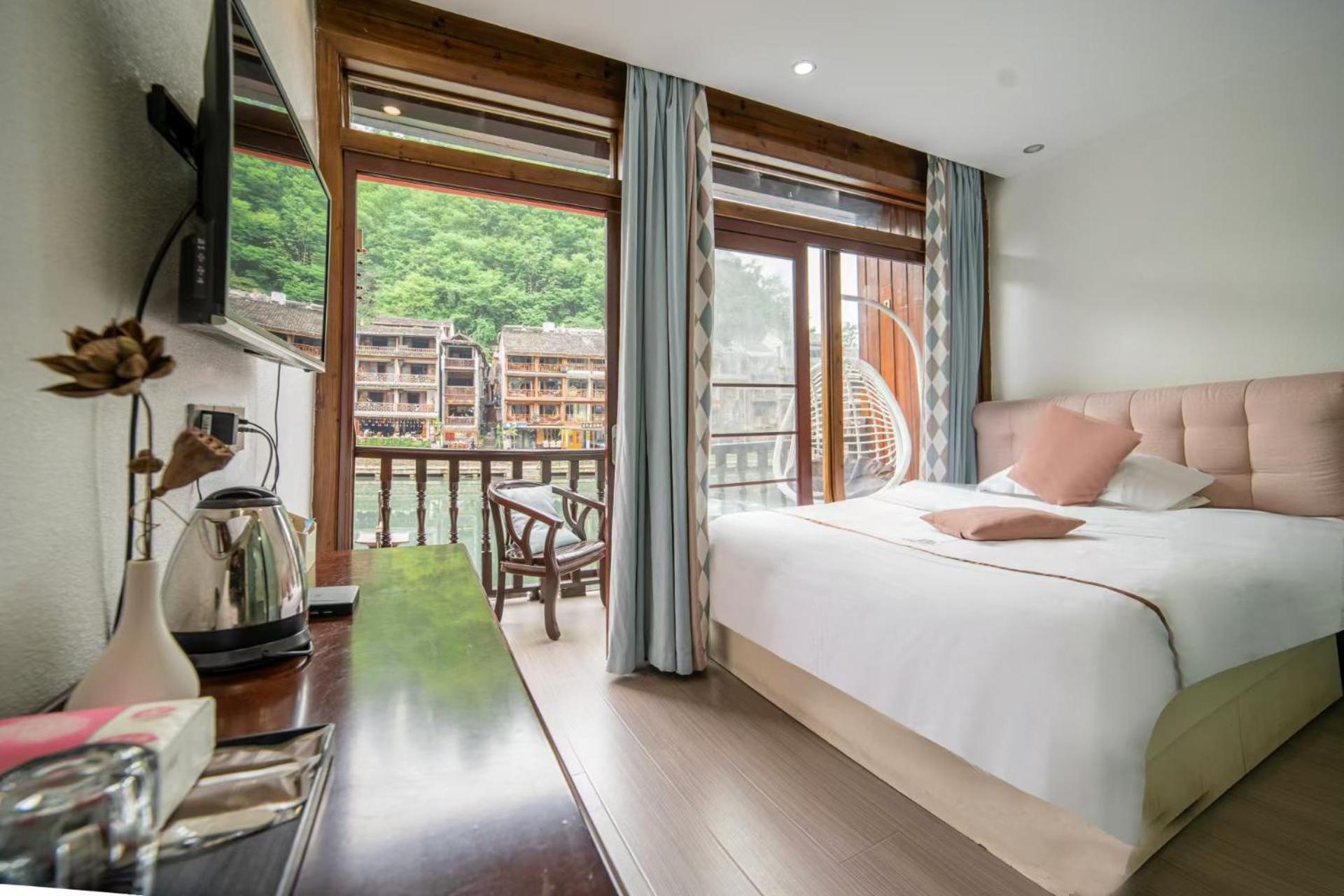 Fenghuang Ancient Town Lazy Cat Riverside Inn