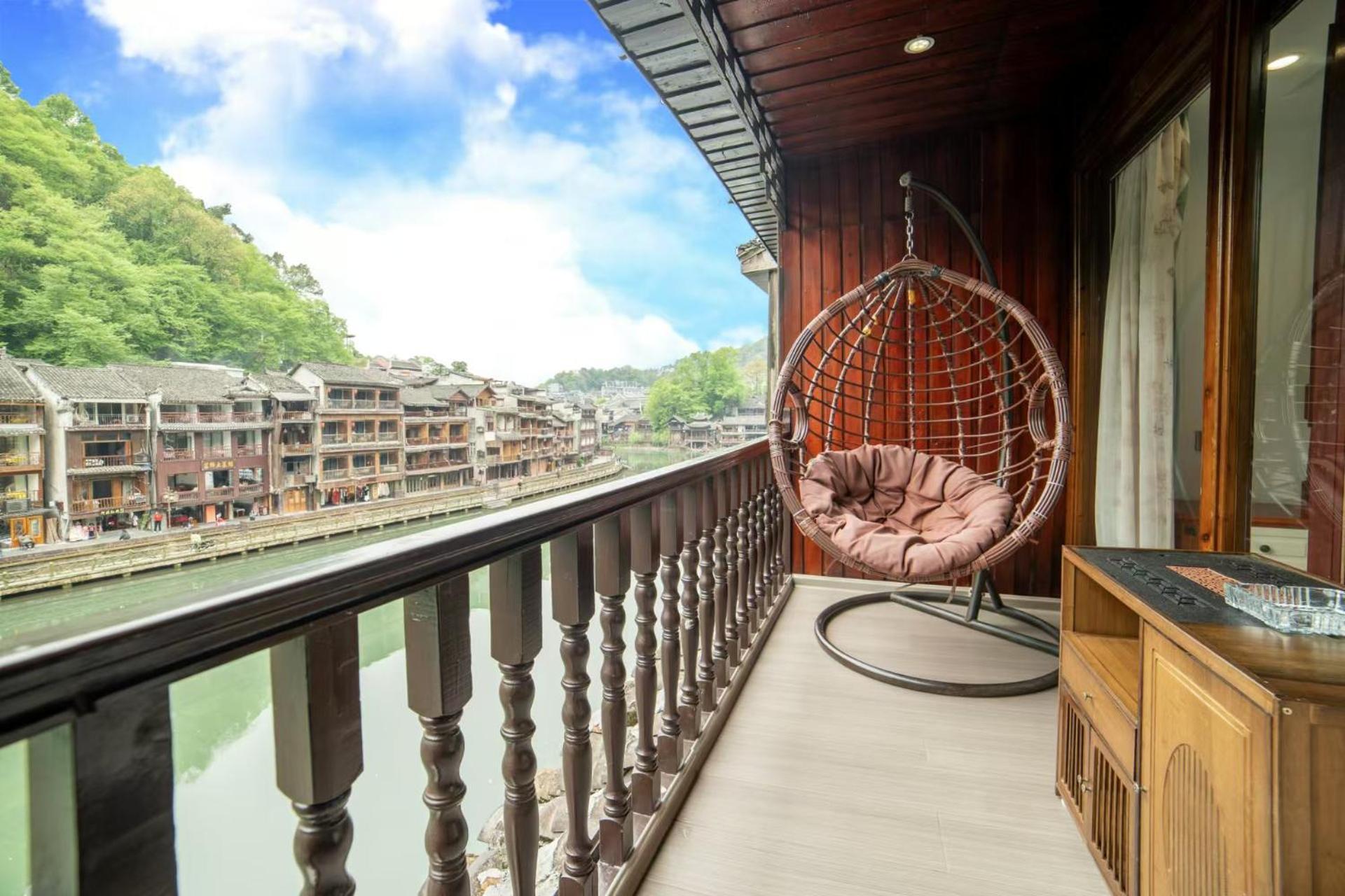 Fenghuang Ancient Town Lazy Cat Riverside Inn