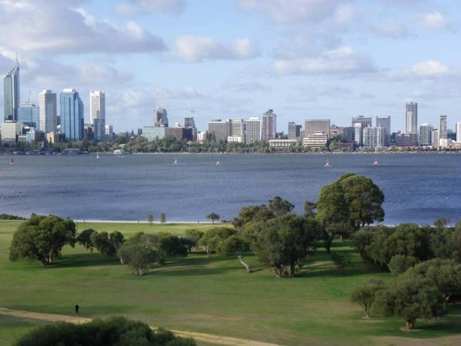 The Swan - Park & River Views next to Perth Zoo