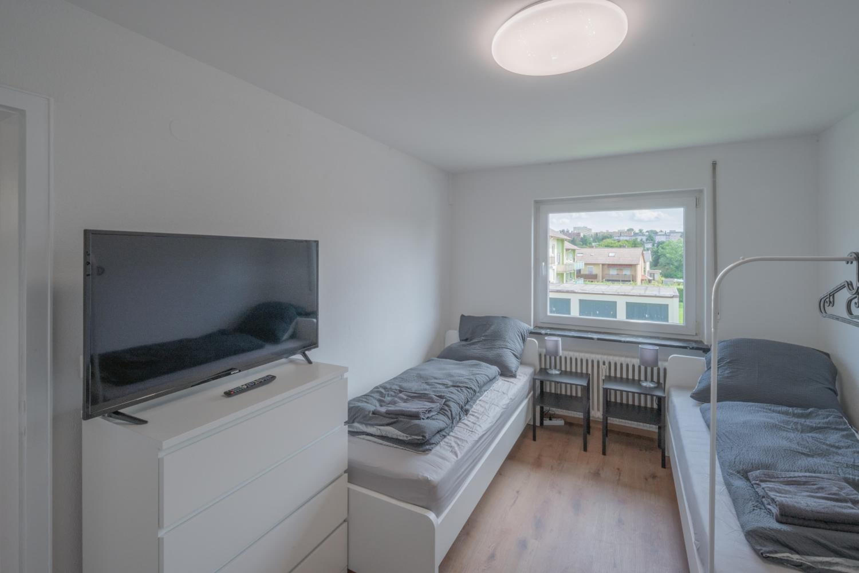 WORK&SLEEP Moderne Apartments in Villingen Schwenningen - Einzelbetten, TV, Bettwäsche & Handtücher, WLAN