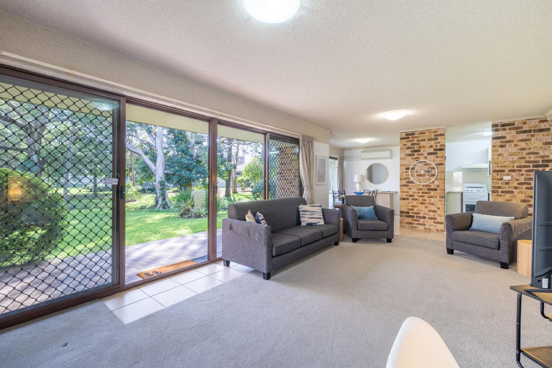 Bay Parklands, 56 2 Gowrie Ave - ground floor, air conditioned, wifi & Foxtel view 4