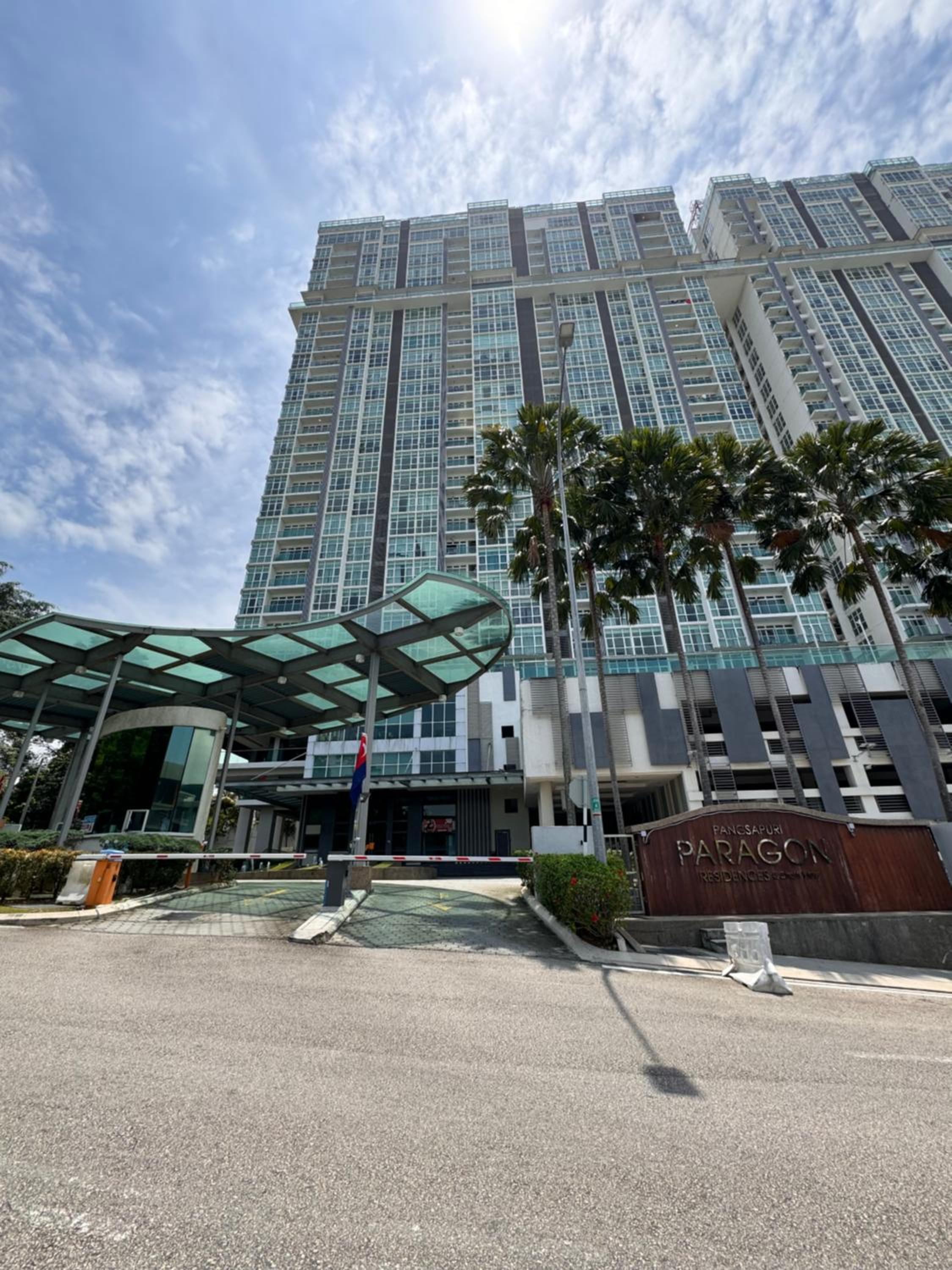 Paragon Residence 8-12pax-Big Balcony with BBQ