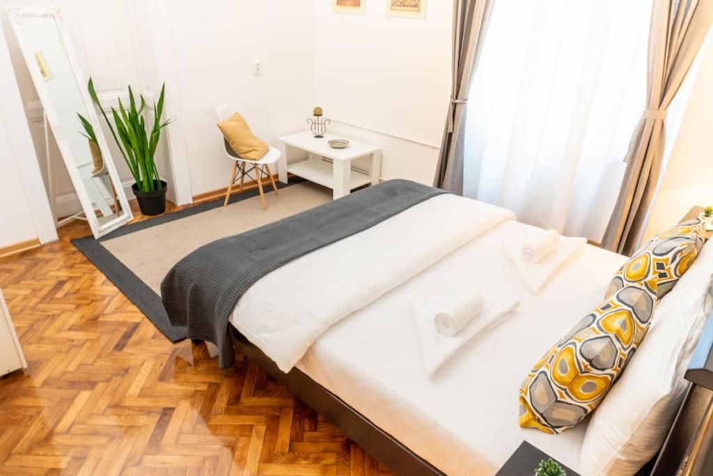 Central and Comfy 2BDR apartment near Parliament view 3