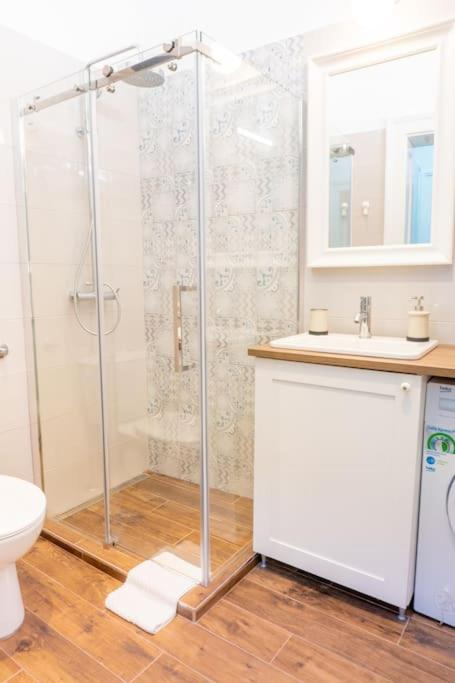 Central and Comfy 2BDR apartment near Parliament view 4