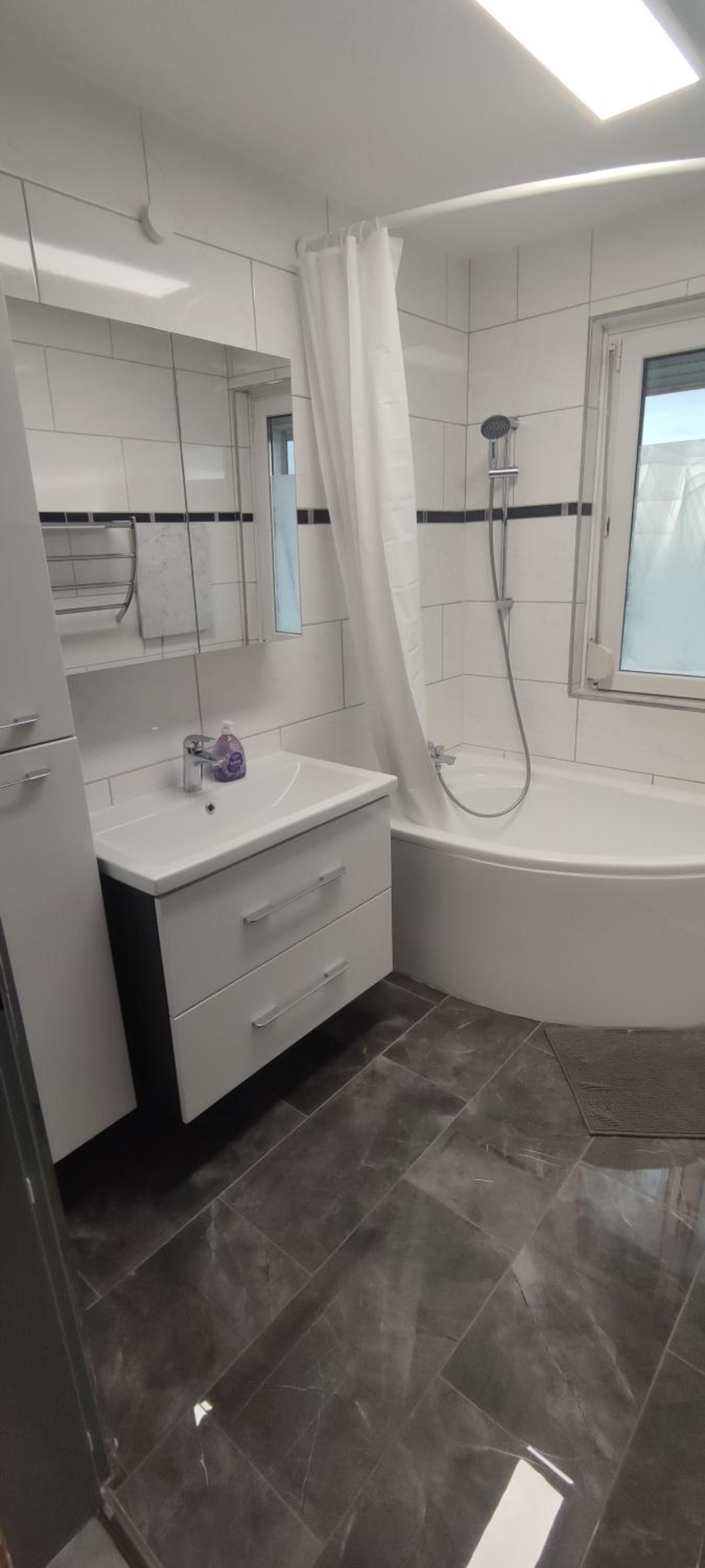 geräumige 4 Zimmer Wohnung mit Balkon