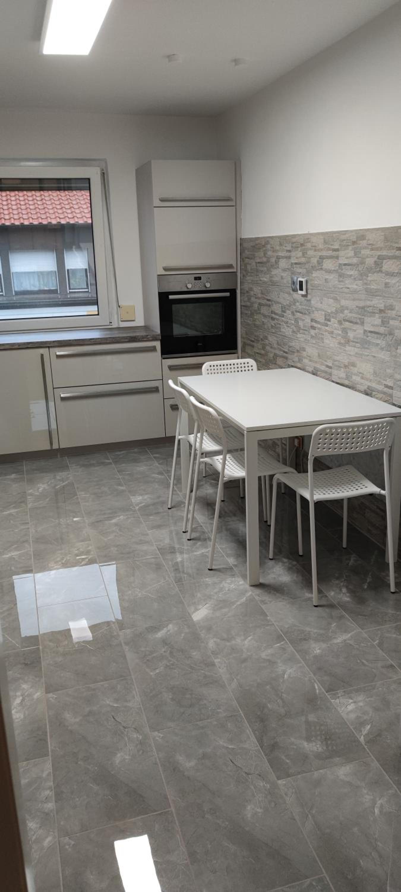 geräumige 4 Zimmer Wohnung mit Balkon