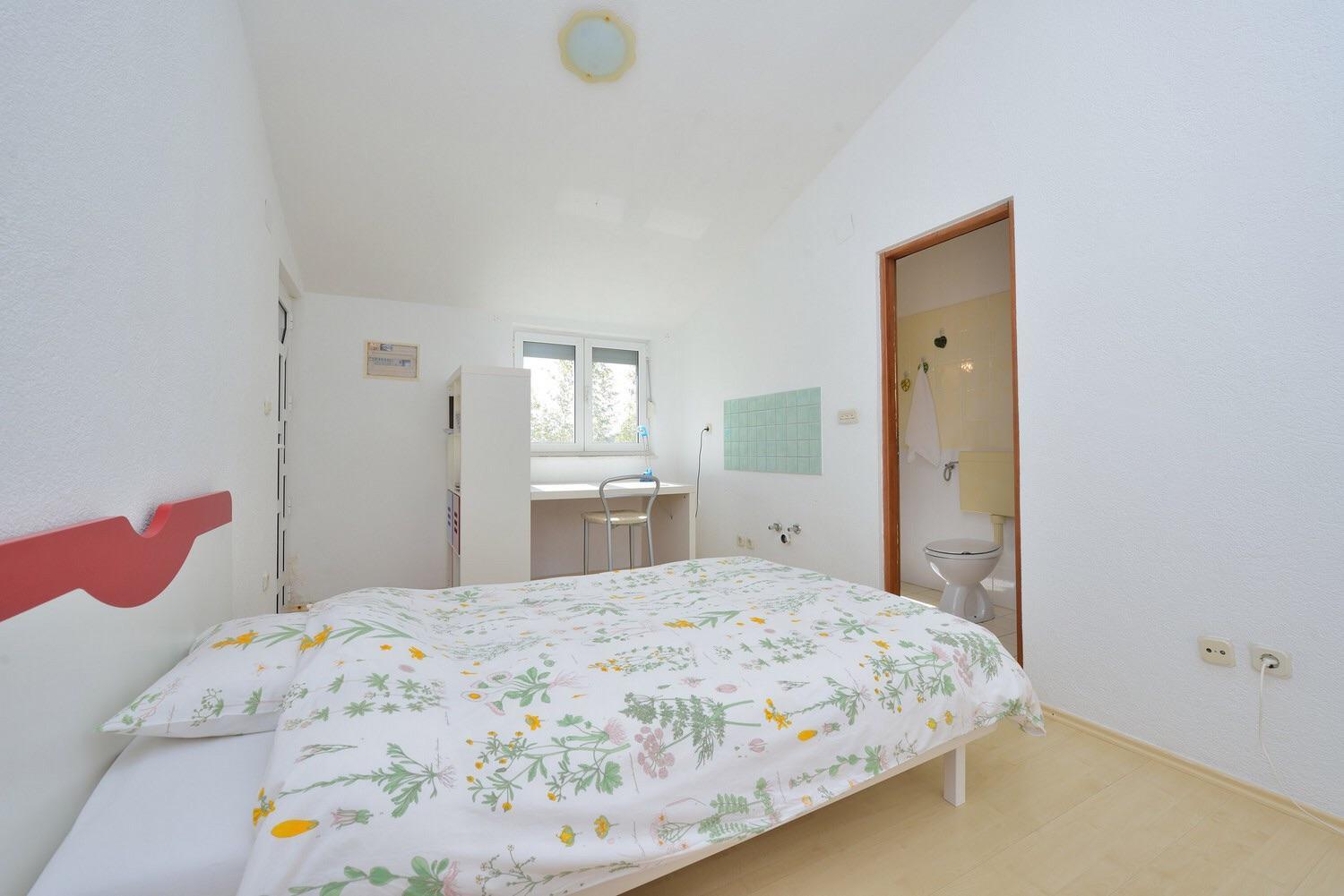 Yvonne Apartments