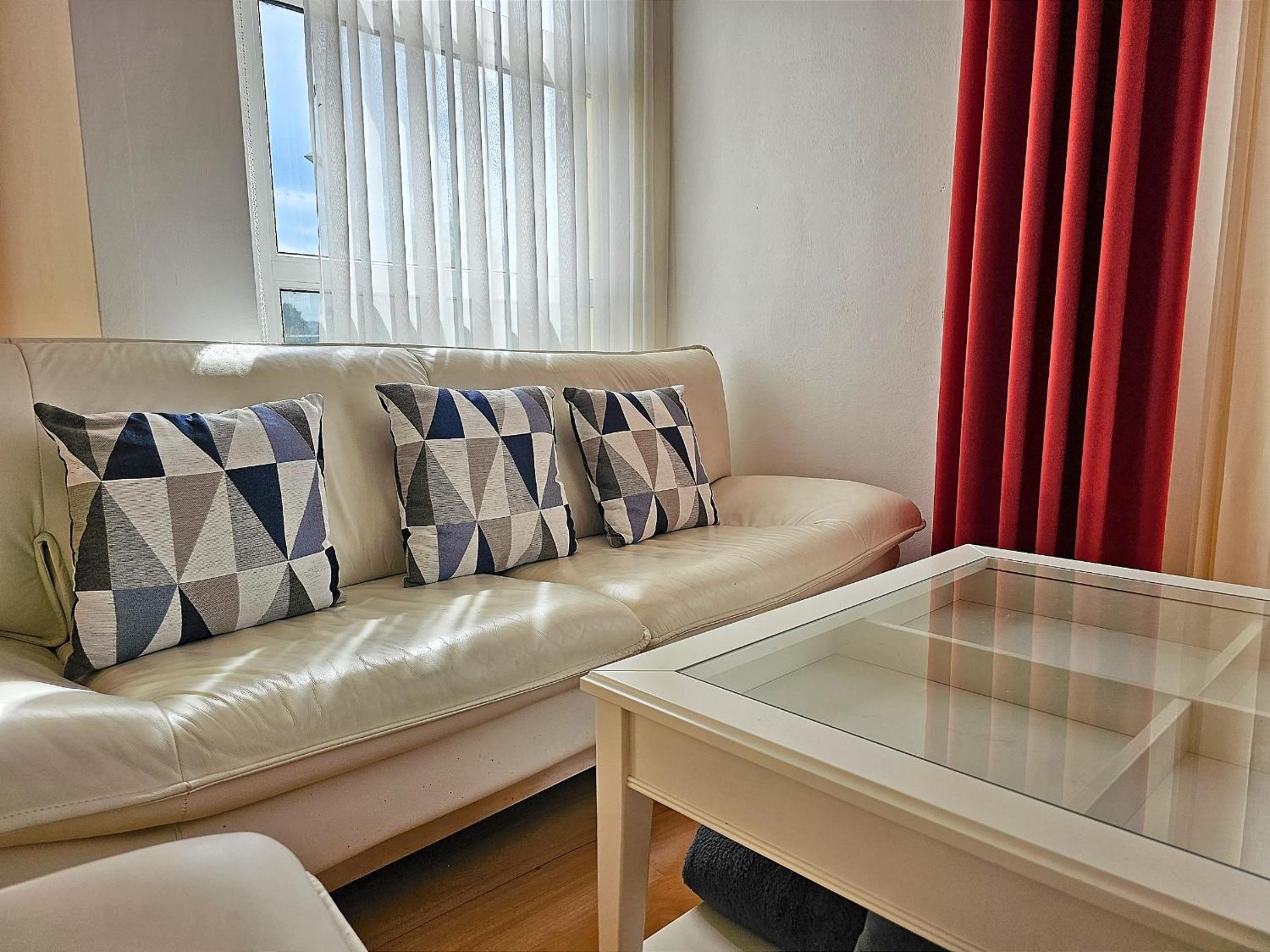 135qm 4 Zimmer Ferienwohnung in Stadtnähe, Wintergarten Parkplatz