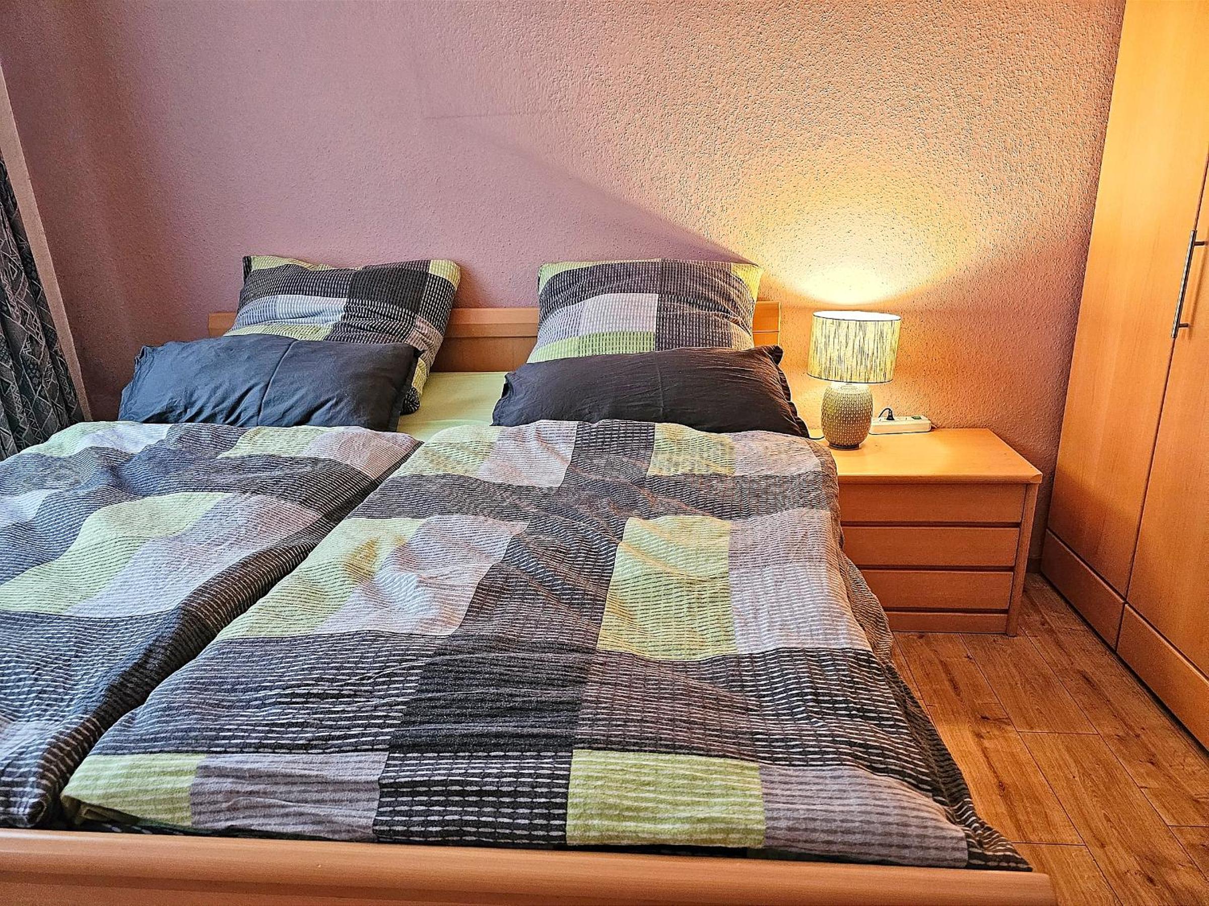 135qm 4 Zimmer Ferienwohnung in Stadtnähe, Wintergarten Parkplatz