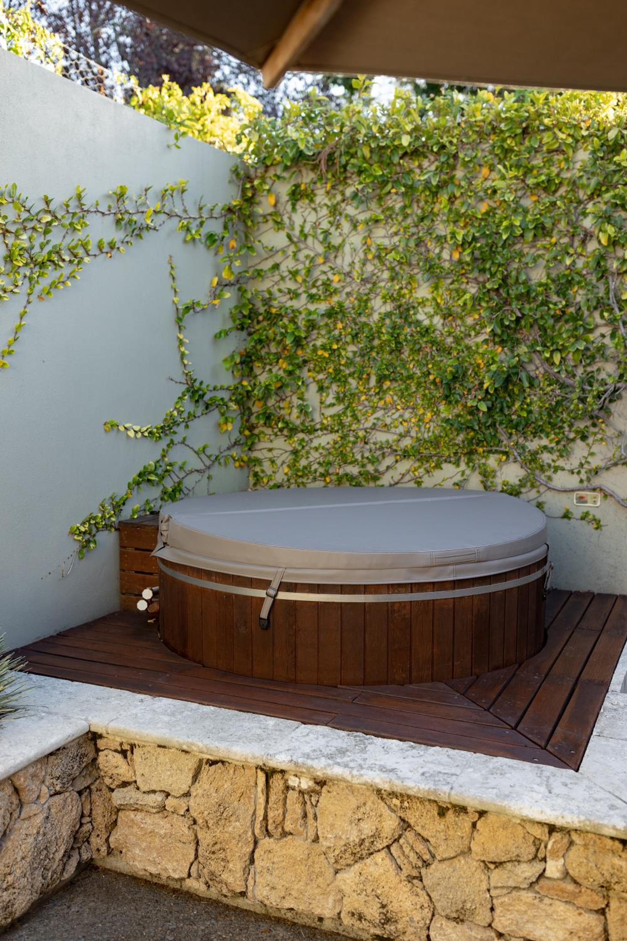 Kotare Estate whole house with pool hot tub petanque court