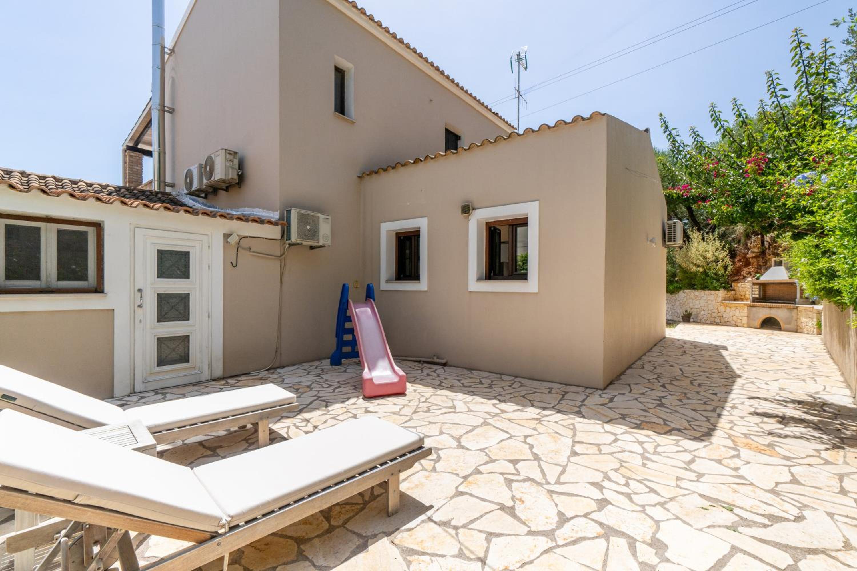 Antinioti Lake Villa